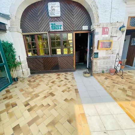 Отель Le Saint Martin Bourg-Sainte-Marie