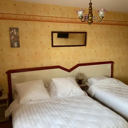 Отель Le Saint Martin Bourg-Sainte-Marie